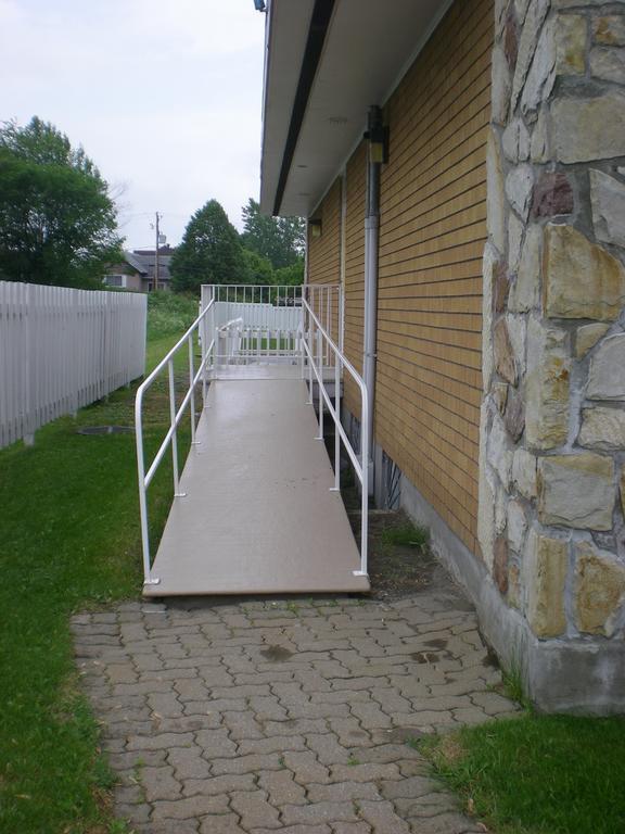 Motel Vaudreuil Bagian luar foto