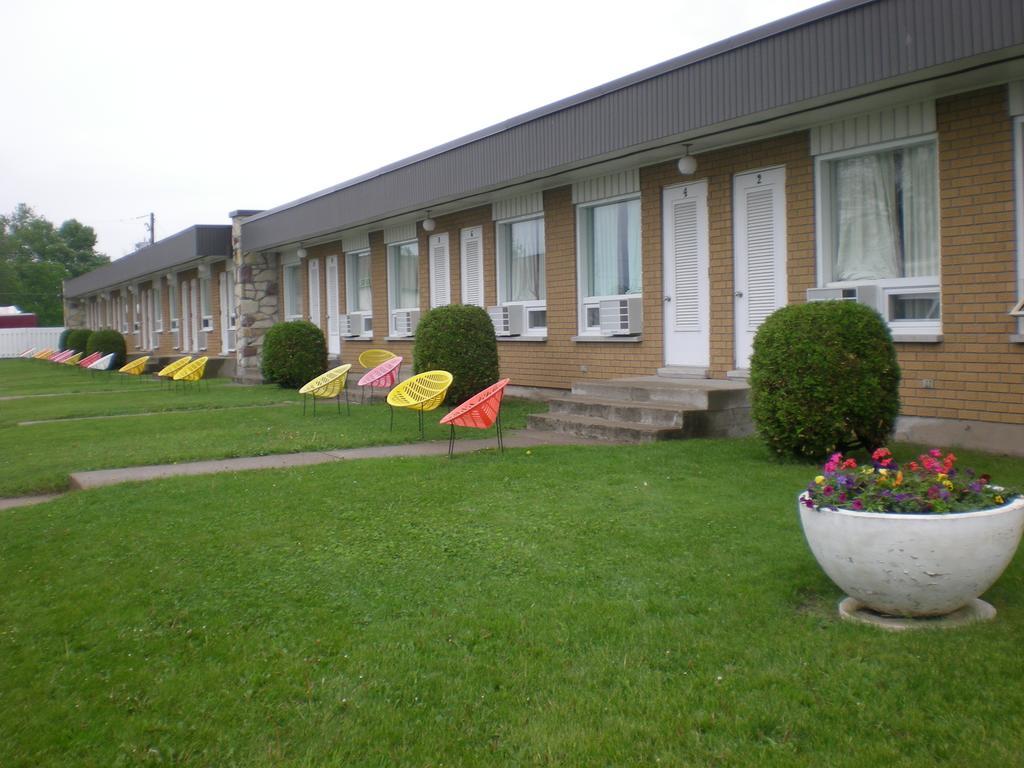 Motel Vaudreuil Bagian luar foto